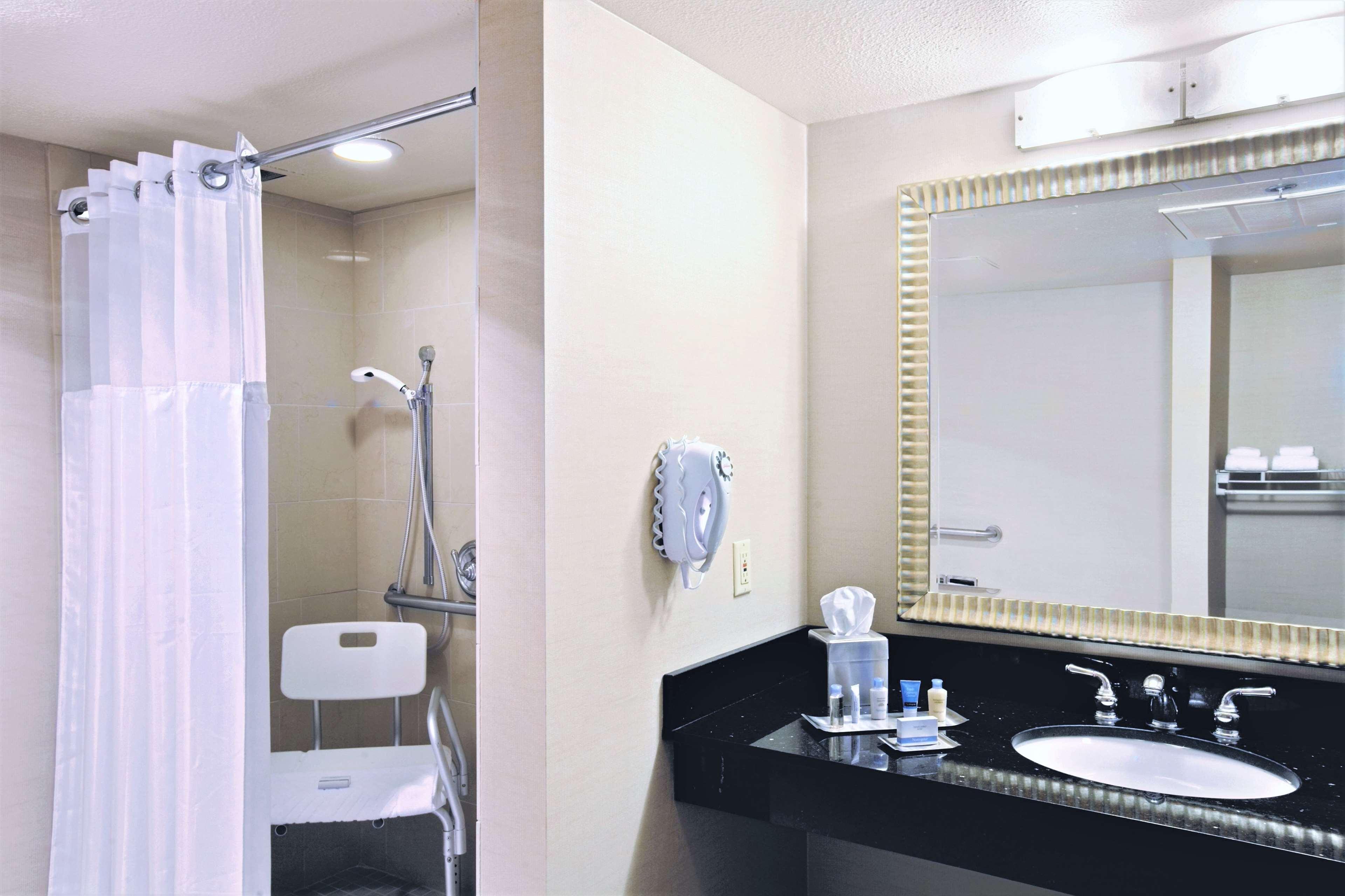Doubletree By Hilton Sacramento Hotel Стая снимка